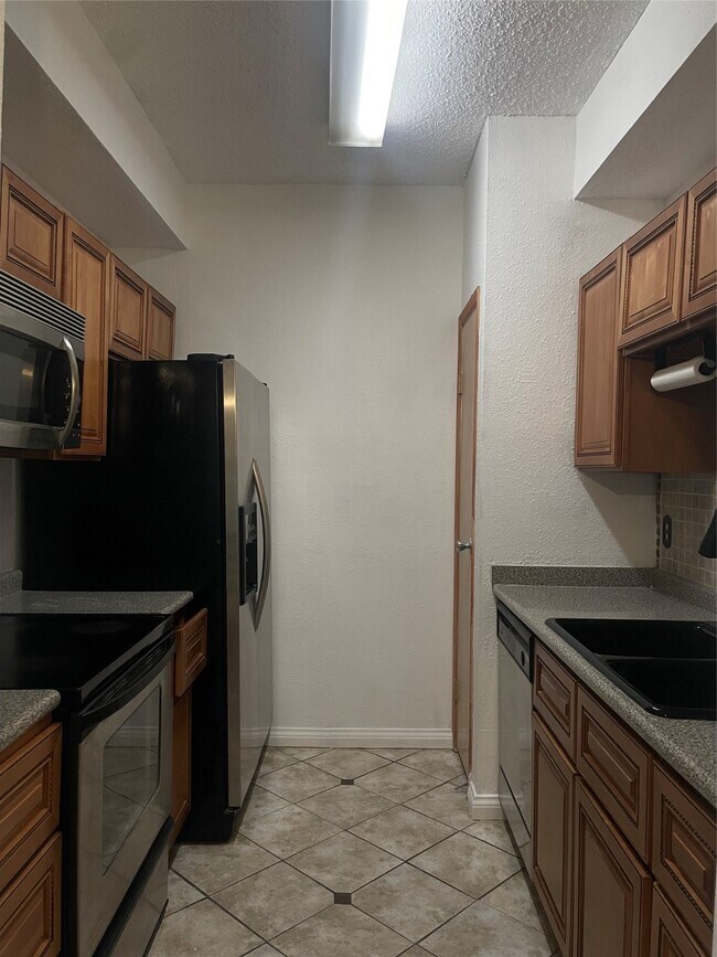 Building Photo - 10051 Westpark Dr