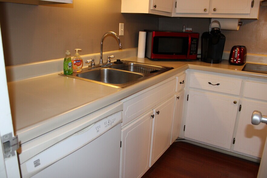 Building Photo - 1100 Erie Ave