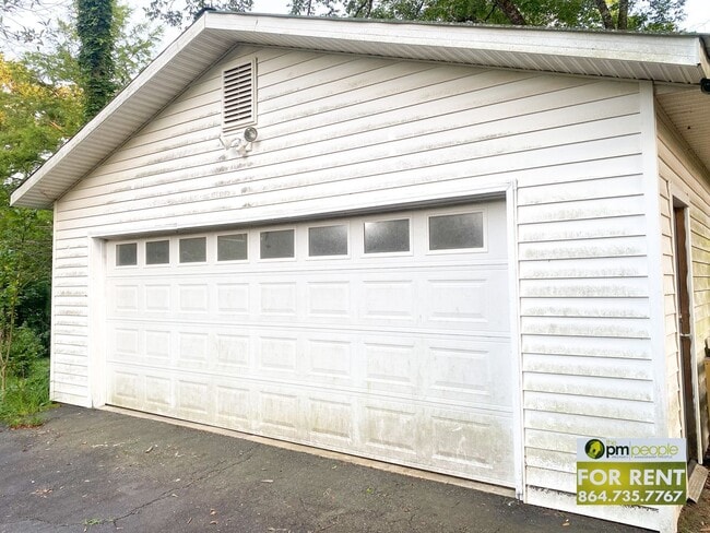 Building Photo - Beautiful Property with 3/1.5 Home!