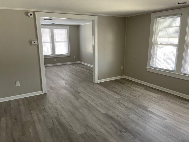 Building Photo - 28 Leversee Ave