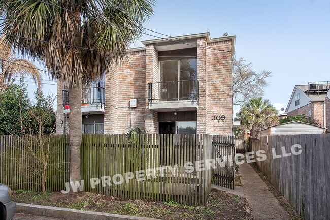 Building Photo - 311-311 Lilac St