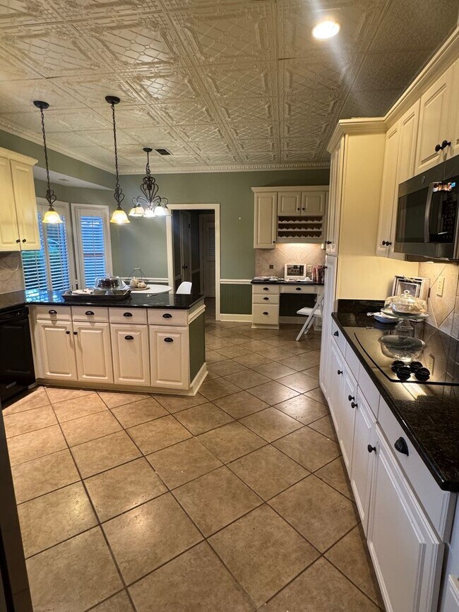 Building Photo - 416 Towne Lake Dr