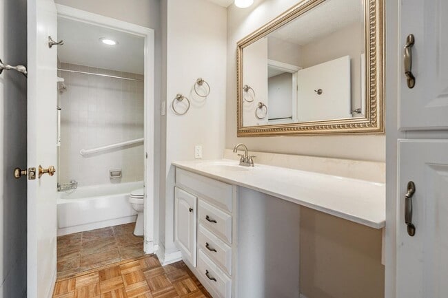 Building Photo - Spacious 2 Bed 2 Bath Condo in Heart of So...