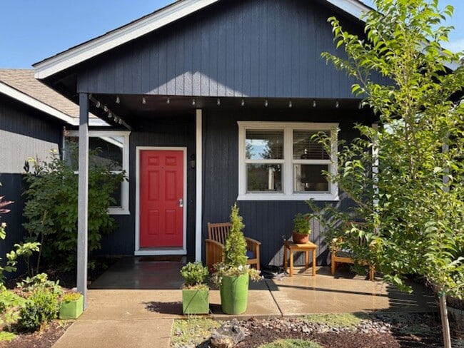 Building Photo - Single level home located in Redmond!  RV ...