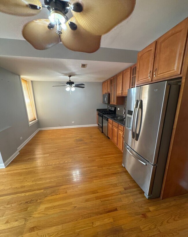 Building Photo - Beautiful 3 bedroom 2 bathroom condo In Near Presidential Library