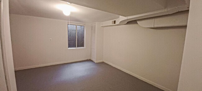 Building Photo - Sunlit 2 Bed 1 Bath, 3 Level Townhome in S...