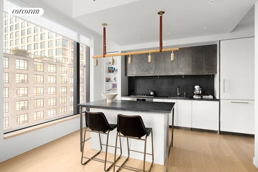 Building Photo - 11 Hoyt St