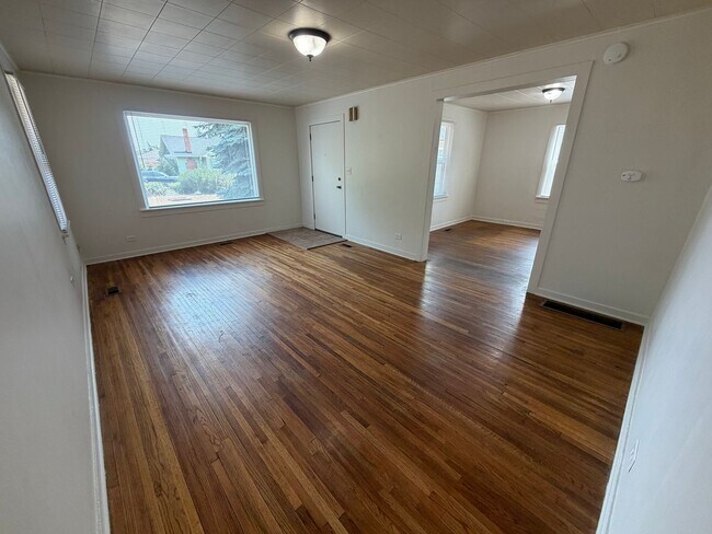 Building Photo - Adorable Shadle Bungalow - 2 Bed, 1 Bath