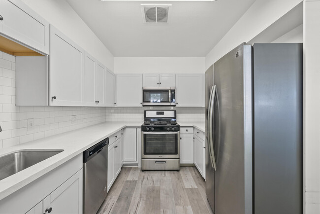 Building Photo - 809 W Ave J 10