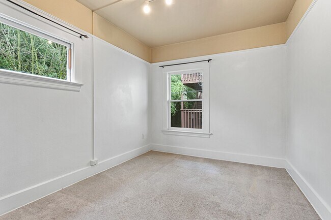 Building Photo - SW Studio Apt!! Pets Welcome!!!