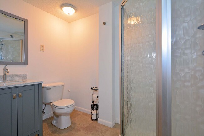 Building Photo - Spacious 4-Bed 3-Bath Home Available Now in NE Minneapolis!