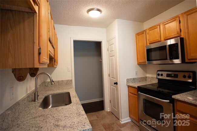 Building Photo - 322 Cottonwood Park Dr