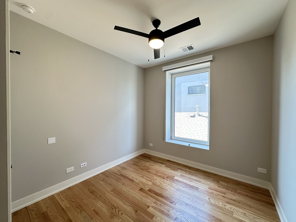 Building Photo - 2100 W 18th Pl