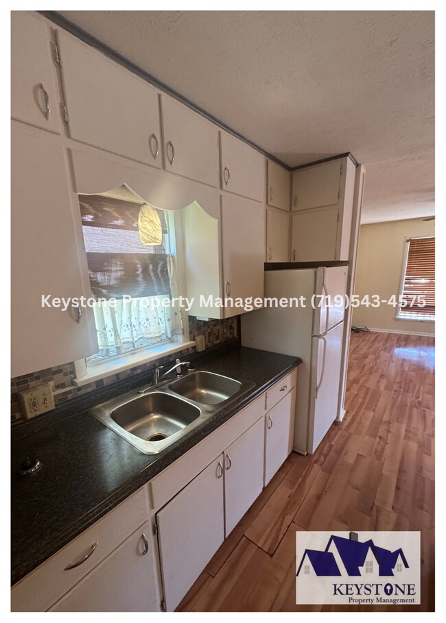 Building Photo - Conveniently located -  Downtown Apartment...
