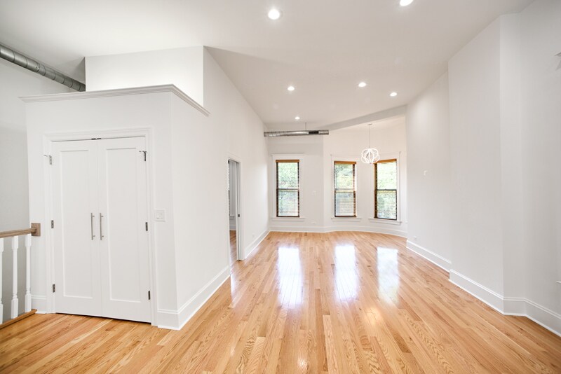 Building Photo - 858 W Armitage Ave