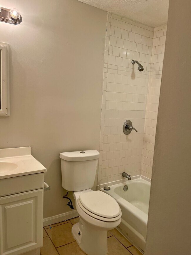 Building Photo - Spacious 3 bedroom condo