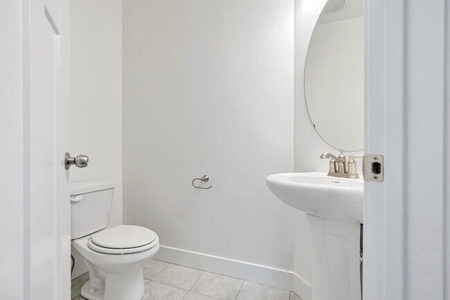 Building Photo - ROW END TOWNHOUSE W 2 CAR GARAGE + AMENITIES