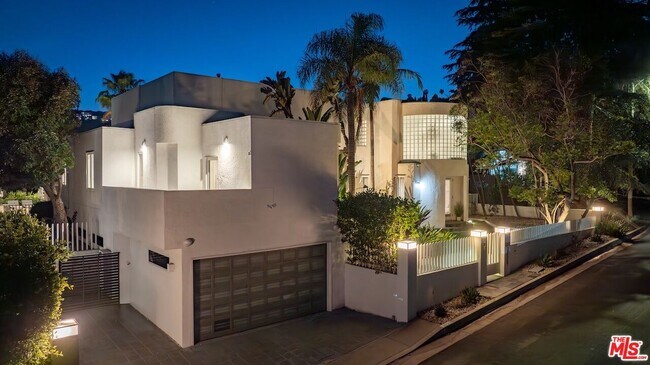 Building Photo - 2029 Mt Olympus Dr