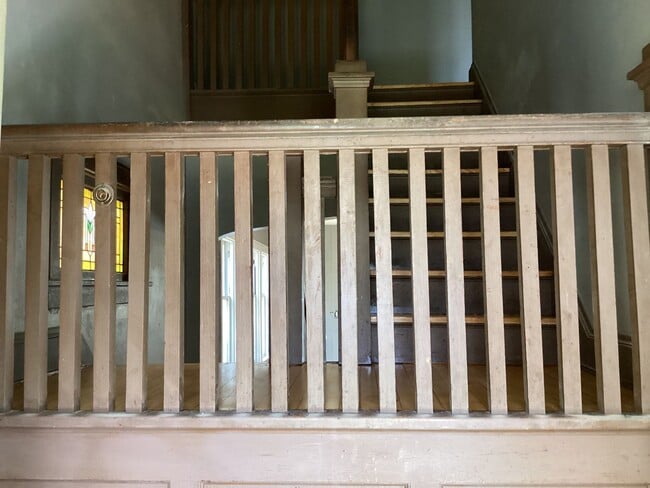 Building Photo - 5 bedroom single family home