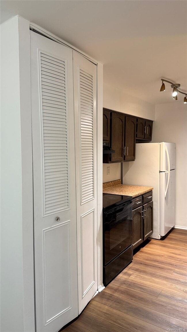 Building Photo - 440 Carpenter Ave