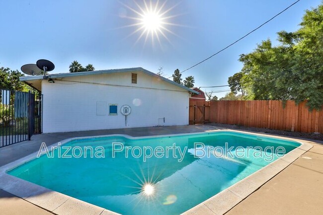 Building Photo - 2408 W Morten Ave