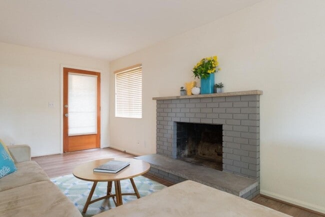 Building Photo - 3Bd/2.5Ba Seattle Duplex