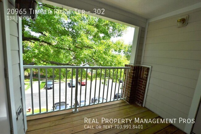 Building Photo - Beautifully Updated 3rd Floor Condo For Re...