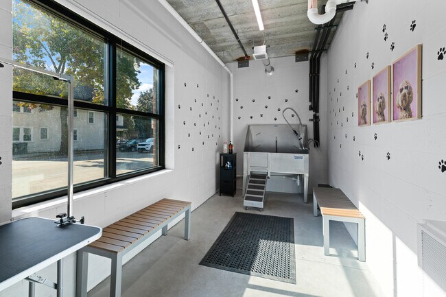 Building Photo - 2420 E Capitol Dr