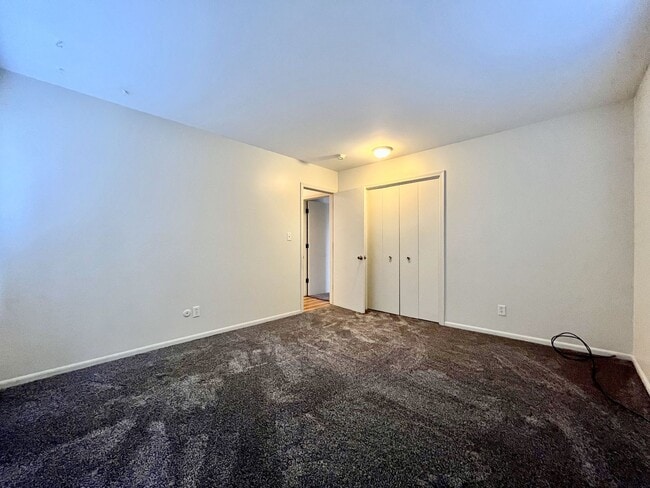 Building Photo - Two Bedroom Apartment in Northwest Grand Rapids - $400 Off Move-in by 2/15/26!