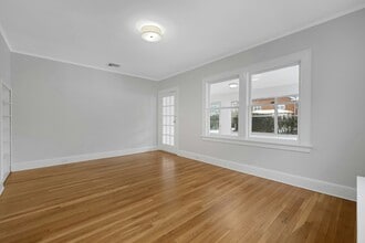 Building Photo - 5 Gates Ave