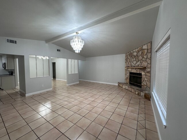 Building Photo - Convenient to Tyndall, less than a block t...