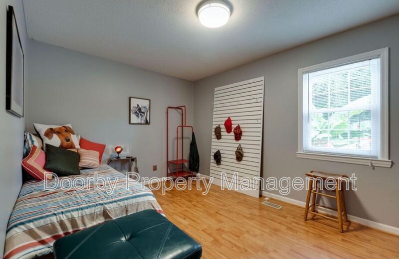 Building Photo - 4557 Ravenwood Dr N