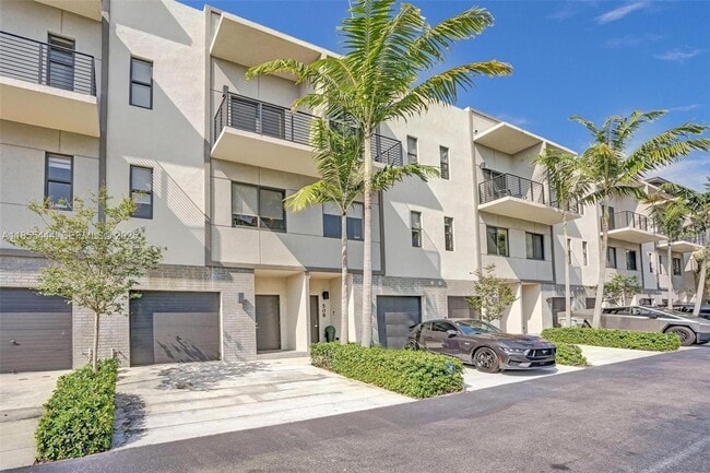 Building Photo - 516 SE 1st Cir