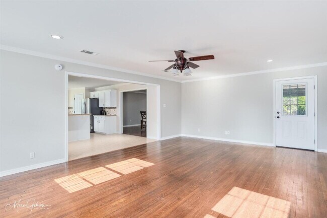 Building Photo - "Charming 3-Bed Sanctuary with 2 Full Bath...
