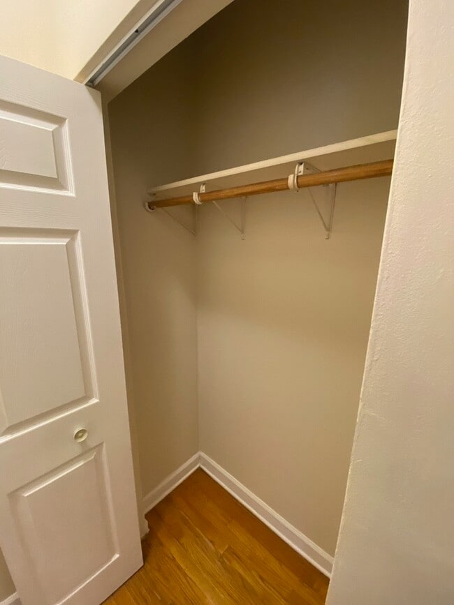 Building Photo - 1345 1/2 W Touhy Ave