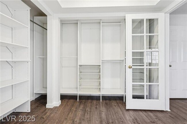 Building Photo - SPACIOUS 3BEDROOM SINGLE STORY TOWNHOME IN...