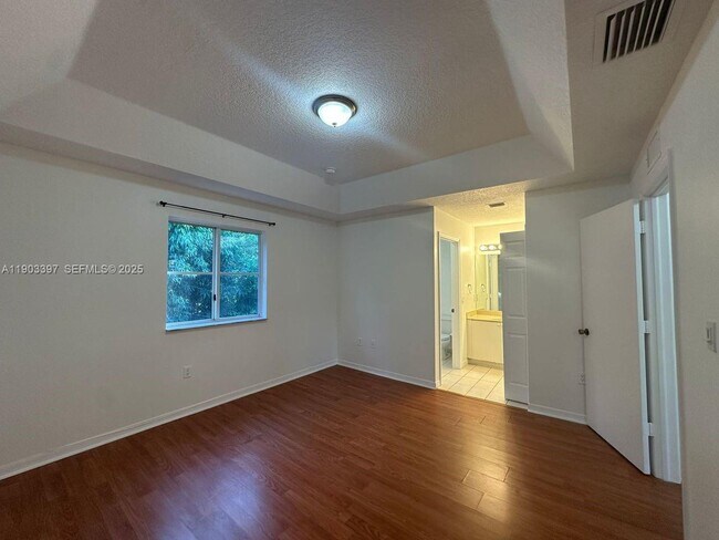 Building Photo - 1712 SE 31st Ct