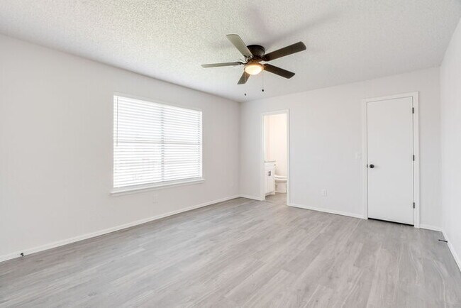 Building Photo - 11715 N Francis Ave