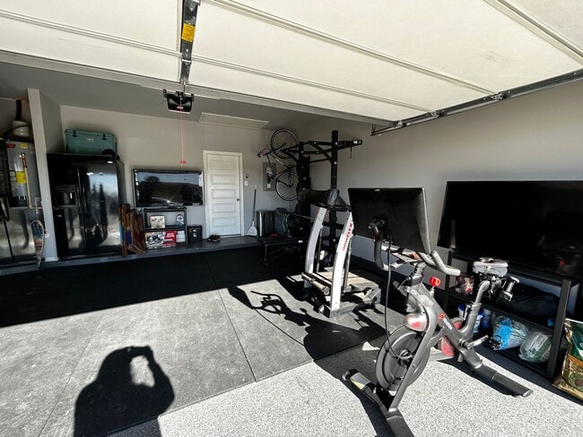 Building Photo - 3BR/2BA single-family home with fenced yard and attached garage in Jarrell, TX.