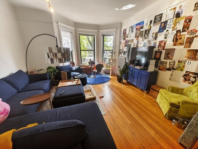 Building Photo - Very Spacious 2 BR/1 BA in Wrigleyville