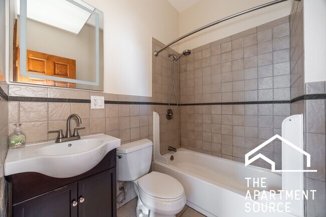 Building Photo - 2028 N Hamlin Ave