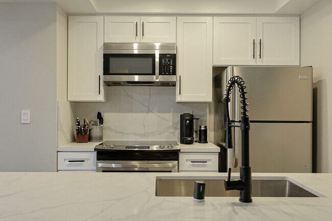 Building Photo - 2 Bed / 2 Bath Condo for Rent – Mission Valley