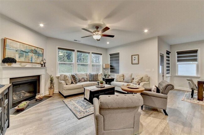 Building Photo - 811 Pineberry Ct