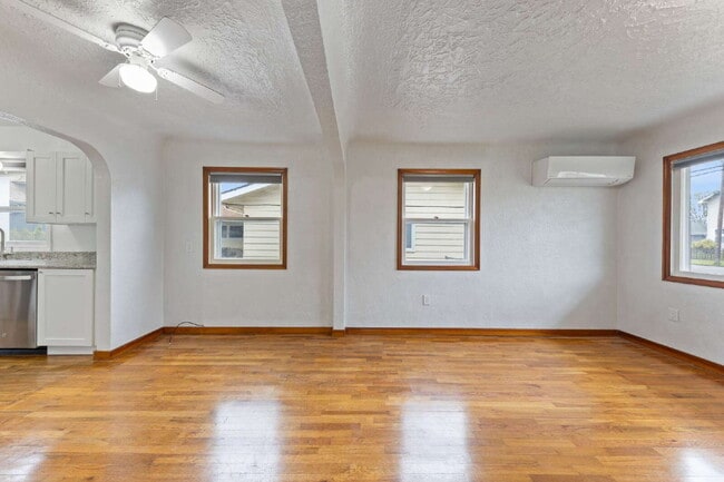 Building Photo - Charming Remodeled Duplex: Pet Friendly!
