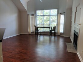 Building Photo - 513 N Graham St