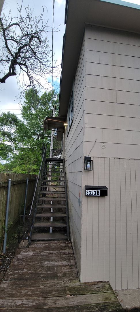Building Photo - Huge 3 bedroom/1 bath upstairs apartment with Water, Gas Range and Refrigerator!