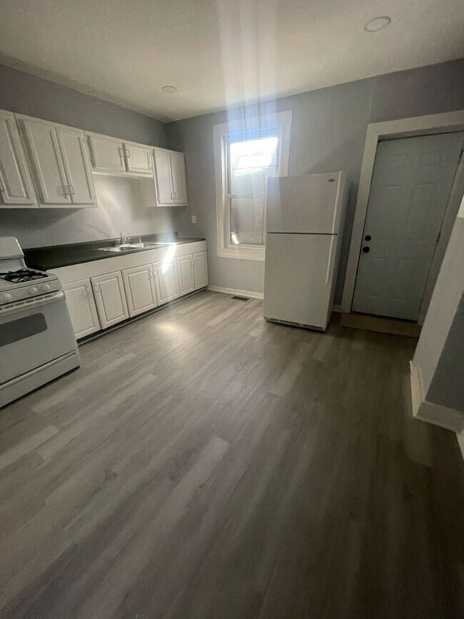 Building Photo - Three Bedroom One Bathroom Ready For ASAP Move In