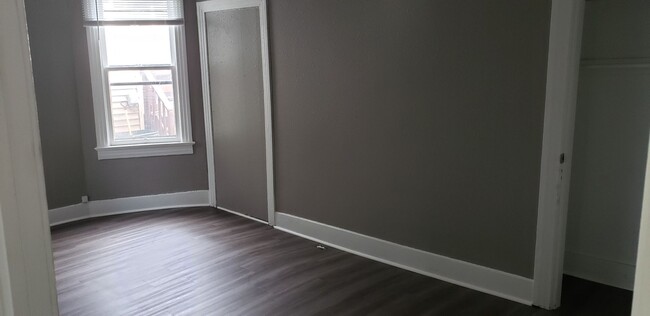 Building Photo - 2 bedroom 1 bath apartment