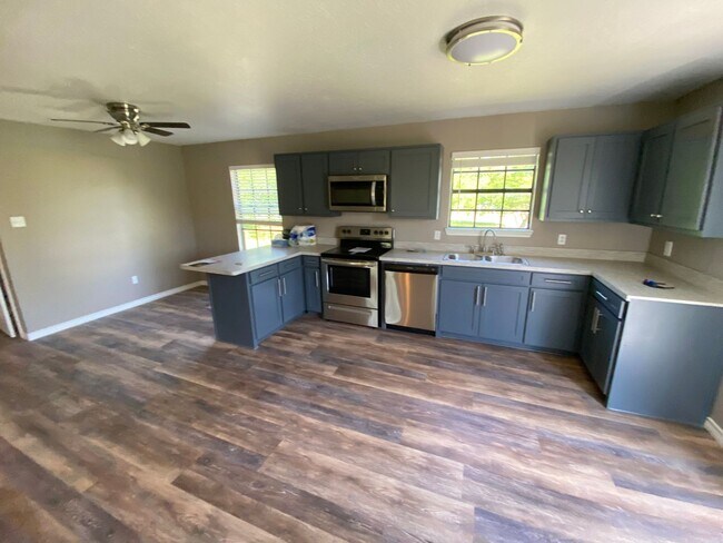 Building Photo - 3 Bedroom Home is Ennis!