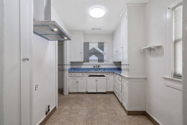 Building Photo - 232 E San Joaquin Ave